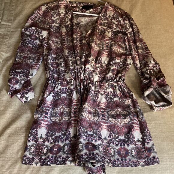 Intermix Silk Long Sleeve Romper in Paisley Print. Size P (XS). - Picture 5 of 7